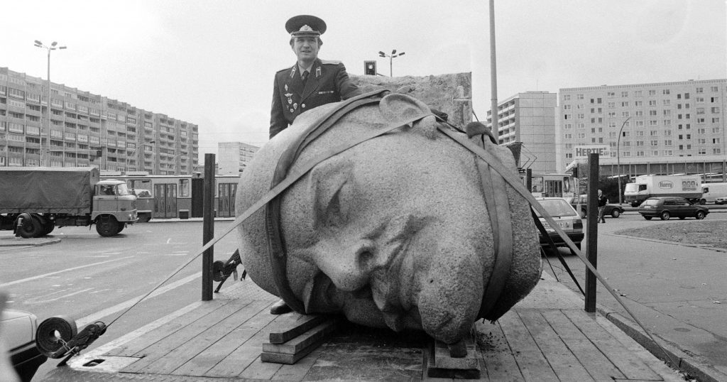 Caplevi1540's tweet photo. Hoy 25 de diciembre se celebra la navidad, pero también se celebra un nuevo aniversario de la caída de la Unión Soviética ocurrida un 25 de diciembre de 1991, la mayor dictadura comunista y genocida del siglo XX. https://t.co/K7jcEtNGYX