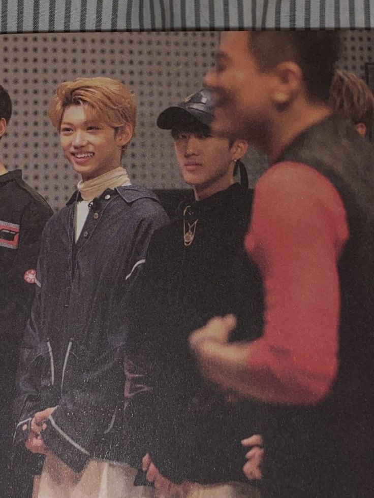 huasdoodle's tweet photo. are u telling me HE went to jyp concert w lix https://t.co/kO6zfQ24GX