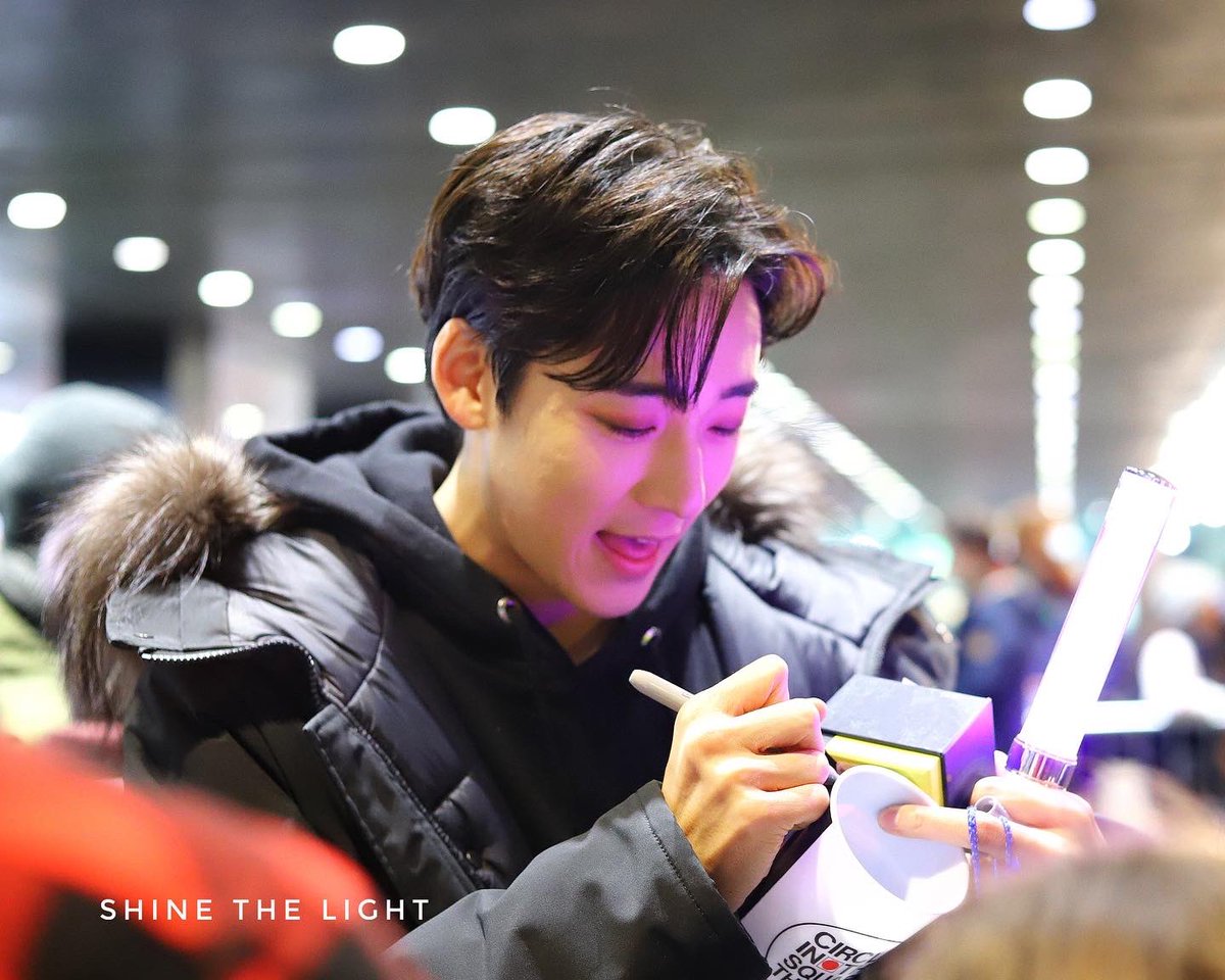 shinelightkevin's tweet photo. Aww, Kevin's smile as he addresses the little kid fans is priceless!😭💕
#KevinWoo
#KEVIN
#케빈우
#ケビン
#KPOPBroadway
#F8
#F8nation
@kevinwoo91
@kpopbroadway https://t.co/uQVstZM6aA