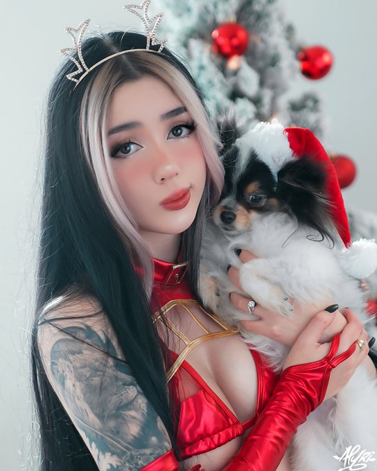 Merry Christmas from us!! ♥️ https://t.co/PtmLrRq27k