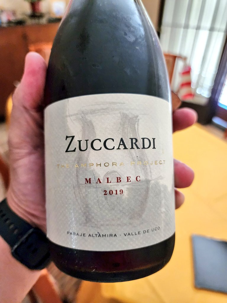 Acá... Desayunando #malbec.. Hermoso malbec que grita #Altamira en su expresión y textura! De tanino fino, con aromas de fruta roja fresca y notas florales, y de una acidez vibrante, sin dudas de mis preferidos de Seba!