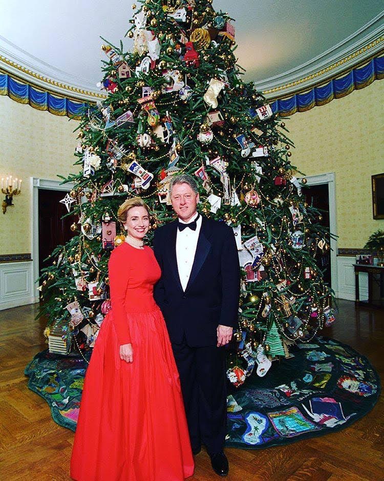 HillaryClinton's tweet image. Wishing everyone celebrating a very merry Christmas!