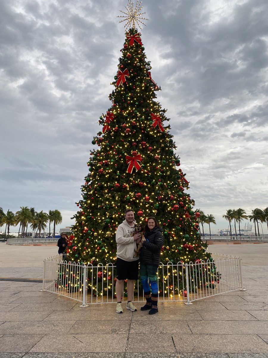 JayGarneau's tweet image. Merry Christmas from @CassieFreund and me, from our new home in Miami! 

The cold wave reached us too - had to put a hoodie on for the first time since we moved here 😂🎄☃️🏖