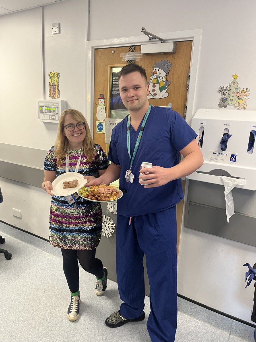 First Christmas Consultant on Call. Naturally I took in a full Christmas dinner and toblerone cheesecake for my registrar to fuel his reporting😂#clinicalcorrelationrecommended 🌟 <a href="/SheffieldHosp/">Sheffield Hospitals</a> you’ve got great teams on today 👏