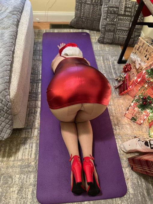 Merry Christmas first 100 to retweet this post will receive 2 more sexy Christmas pictures! https://t