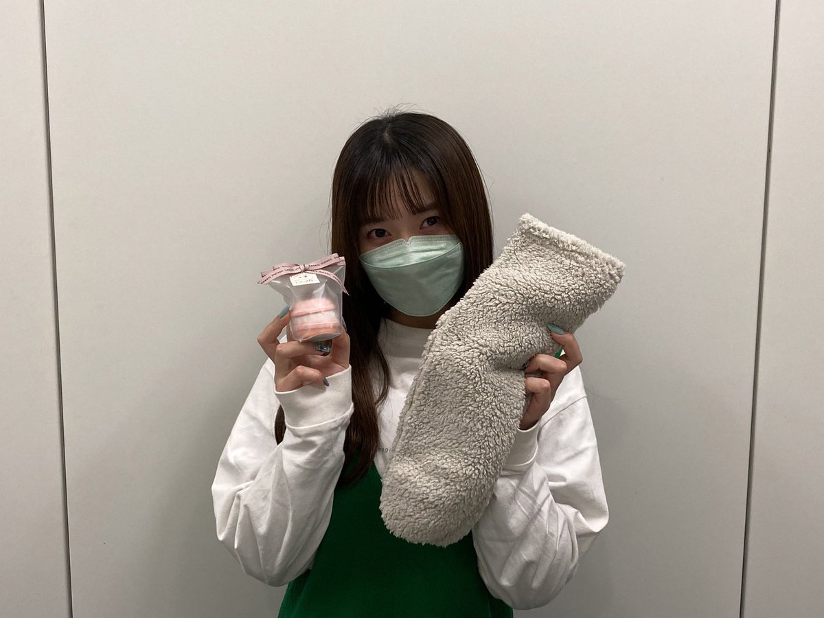 kohzuP's tweet photo. イマドキJDクリスマスプレゼント交換パーティー

らんたむ(立花蘭)のプレゼントは…
ルームソック���とマカロンの入浴剤

抽選の結果、あぐき(山中ありさ)へ！

#イマドキJDナイト https://t.co/dRc3cdfw7v