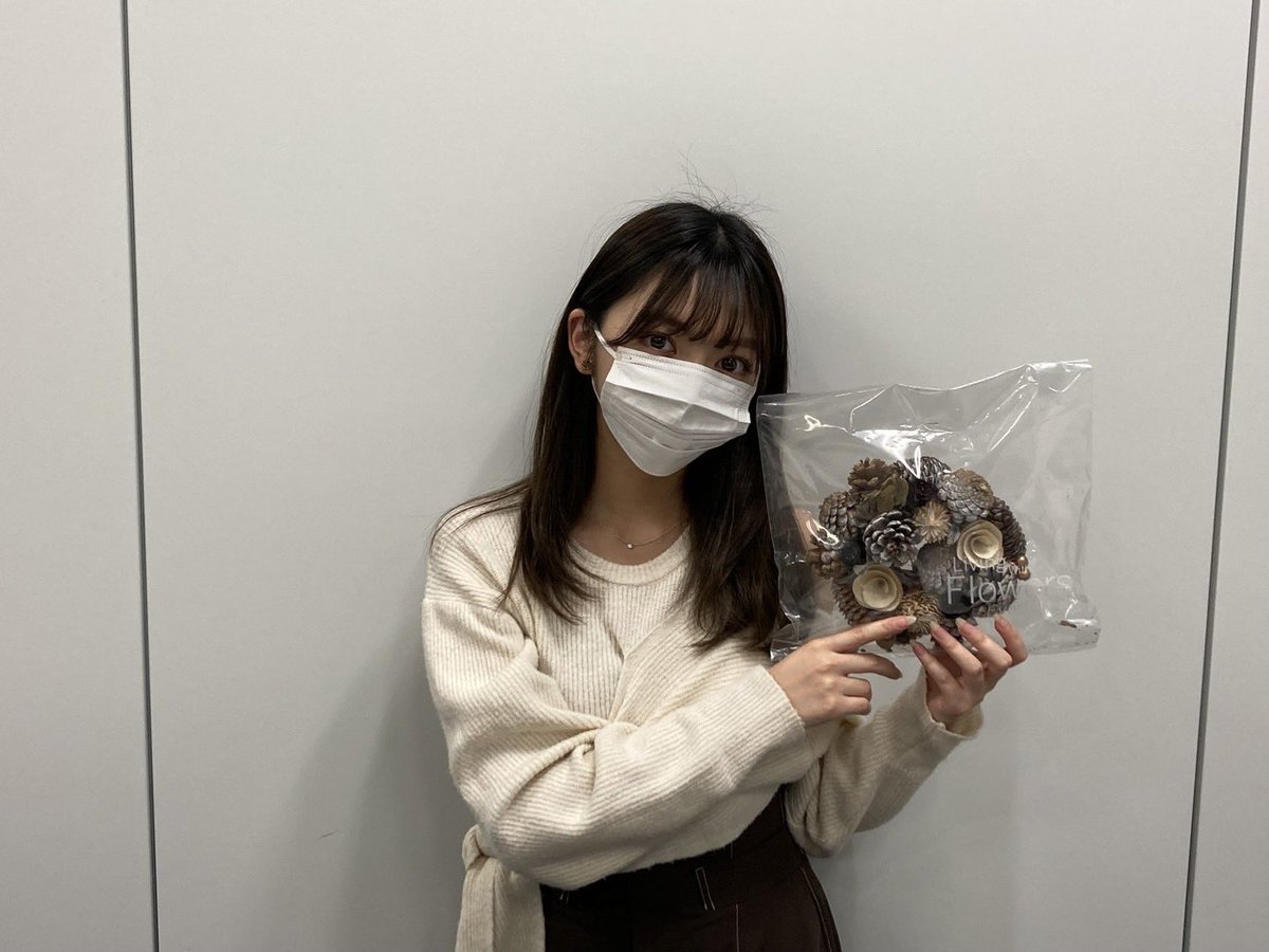 kohzuP's tweet photo. イマドキJDクリスマスプレゼント交換パーティー

まいまい(石川真衣)のプレゼントは…
クリスマスリース

抽選の結果、あさねぇ(神谷明采)へ！

#イマドキJDナイト https://t.co/BR0dW8fJMf