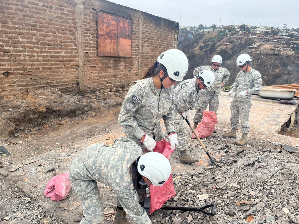 FACh_Chile's tweet photo. Desde esta mañana, aviadores militares del Regimiento de Artillería Antiaérea y Fuerzas Especiales “Escuela Táctica” #FACh, se encuentran apoyando en el retiro de escombros provocados por los incendios que afectaron a #ViñaDelMar https://t.co/IbCtCnIYCU