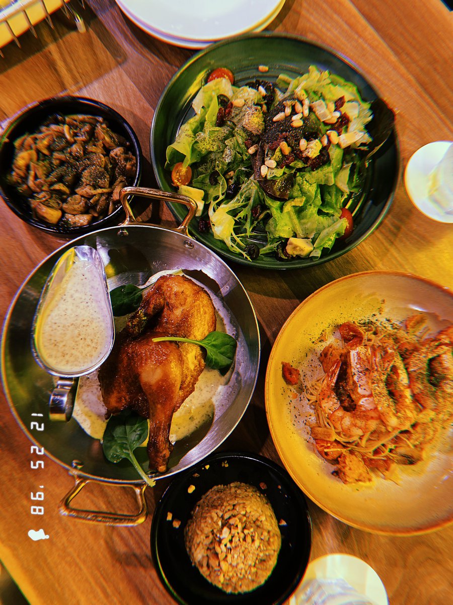 nyreview2's tweet photo. ขออนุญาตอวยยศ #Poulet อร่อยมากทุกเมนูที่สั่งมา ขนาดไม่กินไก่ยังว่าอร่อยเนื้อนุ่มฉ่ำ สั่งทุกโต๊ะเลยลองเอาบ้าง สรุปอร่อยเลยขออวยเพราะปกติไม่กินไก่ ดันมากินช่วงคริสมาส+บรรยากาศคือได้มาก แนะนำสำหรับคนอยากหาอะไรใหม่ๆกินร้านเพิ่งเปิดที่ #ctw ไปลอง❤️🌲 https://t.co/IesjG4xkVB