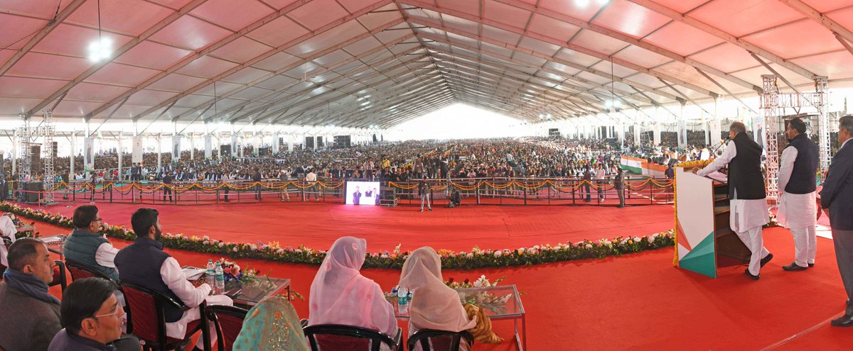 ashokgehlot51's tweet image. हमने आमजन के हितार्थ बजट घोशणाओं, जनकल्याणकारी योजनाओं और अहम फैसलों को धरातल पर उतारकर उन्हें सामाजिक और आर्थिक सम्बल प्रदान किया है। शिक्षा, स्वास्थ्य, पेयजल, सड़क, विद्युत, आधारभूत संरचनाओं सहित हर क्षेत्र के चहुमुंखी विकास में किसी भी तरह की कमी नहीं रखी है। 
2/2