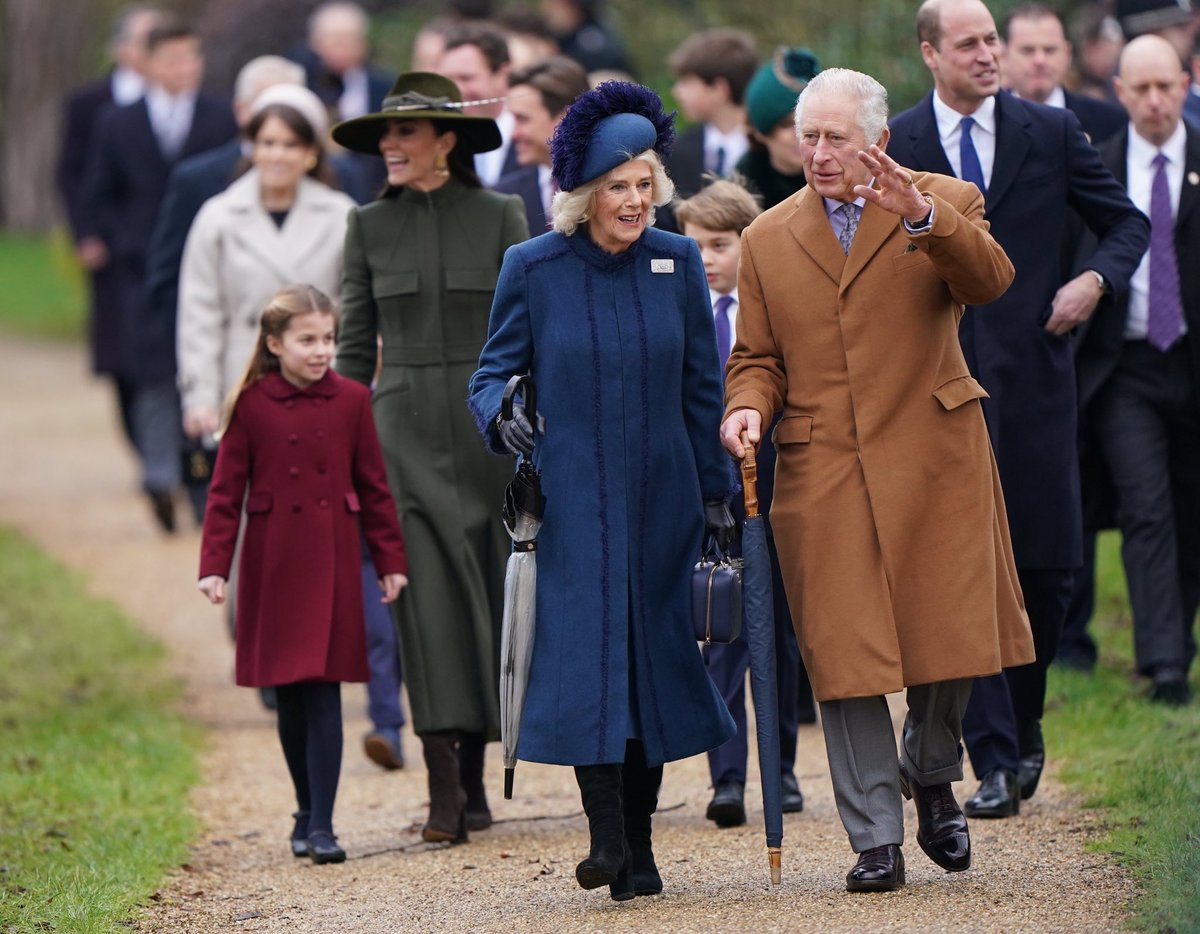 🎄 Members of the Royal Family arrive at St Mary Magdalene Church in Norfolk for a Christmas Day service earlier today.