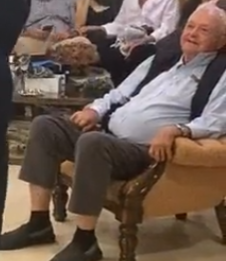 <a href="/nilojeda/">Nil Ojeda</a> este pobre señor lo que habra tenido que aguantar a lo largo de su vida para llegar a la nochebuena de 2022 y presenciar esta mierda