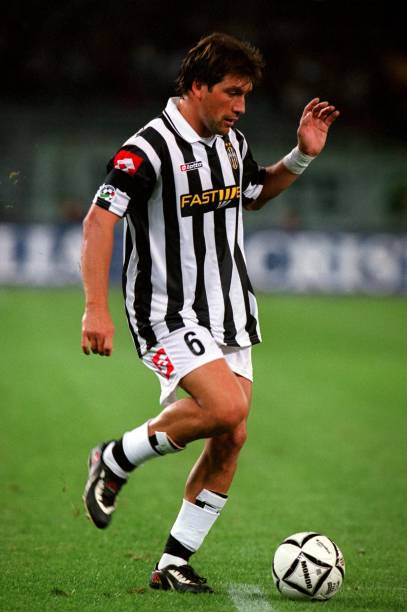 El jugador con mejor técnica que vio Zinedine Zidane, la potencia de un toro y los mil trucos de un ilusionista de la pelota. Fabián Alberto O'Neill fue fútbol en estado puro, fue lo que pudo haber sido y no fue, también lo que alcanzamos a ver. QEPD, Mago.