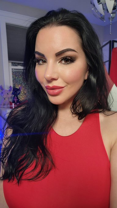 Who's going to show up Santa today and make my inbox overflow with Christmas wishes?   https://t.co/UeBLMI1JEr