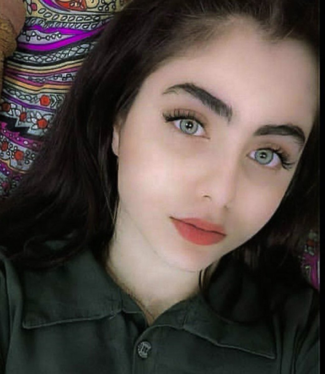 #Iran:
Dit is #Hasti_Ofogh (17) uit Ahvaz, Z-#Iran.
Ze werd gisterenavond gearresteerd door repressievetroepen terwijl ze leuzen op de muur aan het schrijven was.
Ze werd naar een onbekende plek gebracht.
Haar leven is in gevaar.
Wees svp haar stem.
#MahsaAmini #IranRevolution