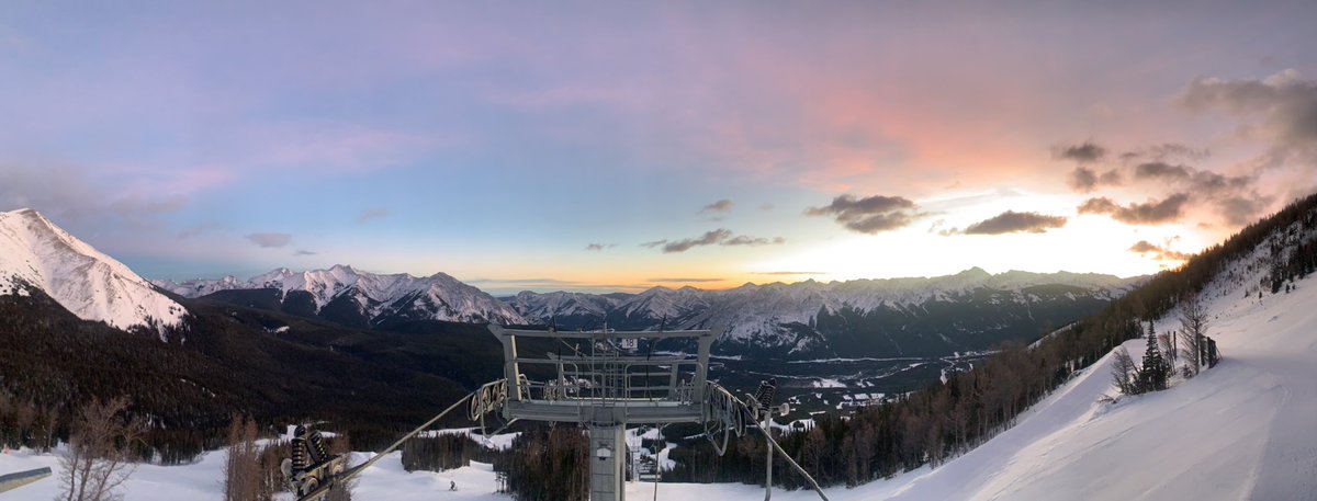 Washed_Up's tweet photo. -5c and a #MerryChristmas #sunrise from the top of #GoldExpress @SkiNakiska #December2022 https://t.co/exdhwhljra