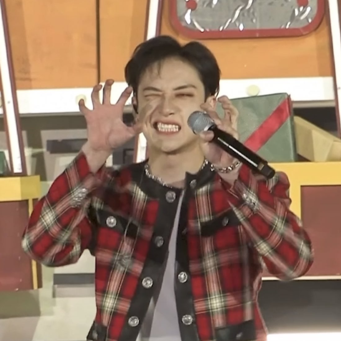 thankfulforchan's tweet photo. bang chan’s rawr and wink 🥹❤️ https://t.co/lbdWWWXlaJ