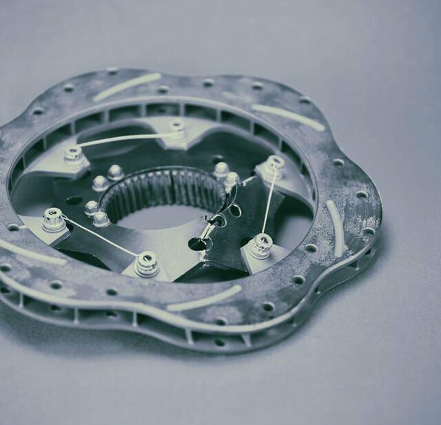 nextcars's tweet photo. Qu’ils soient pleins, en acier, ventilés, ou encore en céramique, leur entretien doit être fait assidûment pour assurer un bon fonctionnement et la sécurité des occupants. Les voitures sportives sont également concernées ! https://t.co/ZoNTnHssUB https://t.co/ZTY8AMQXt9