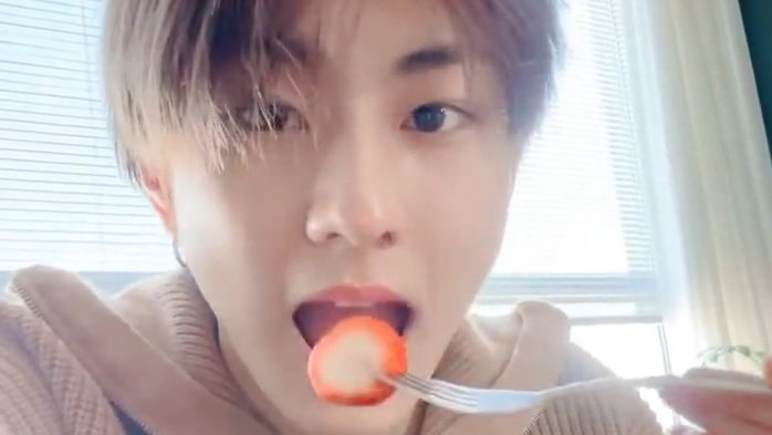 yjwprnts's tweet photo. jungwon nom nom ~ https://t.co/E4xaV8VvIc