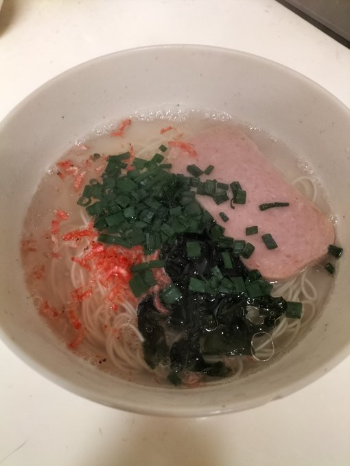 最近ハマってる中国かけそば陽春麺。本場では小葱(またはニンニクの葉)以外には何も入れないのが普通みたいだけど、まあ晩飯代わりなので多少は具を入れときたい。早く安く手軽に出来るので朝食にもよさそう。 