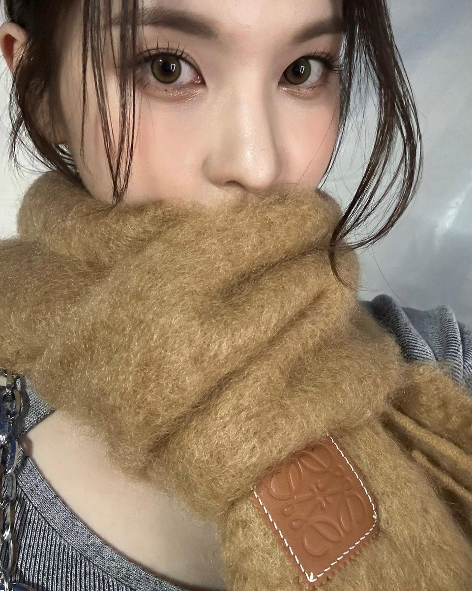 NMIXXTurkiye's tweet photo. 221225 | 📸 #BAE Instagram Güncellemesi 

Mutlu Noeller LOEWE 🎄💛
En iyi hediye için teşekkür ederim! 🎁 

#NMIXX #BAE #Solstagram #LOEWE 
@LoeweOfficial @.Jonathan.anderson https://t.co/4Ys6OVykuy