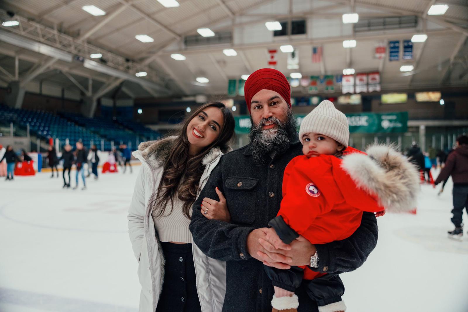 Viva Frei on X It s good to be in government isn t it theJagmeetSingh. Your kid is wearing a Canada Goose bomber jacket that costs close to 1 000 while you rail against greedy