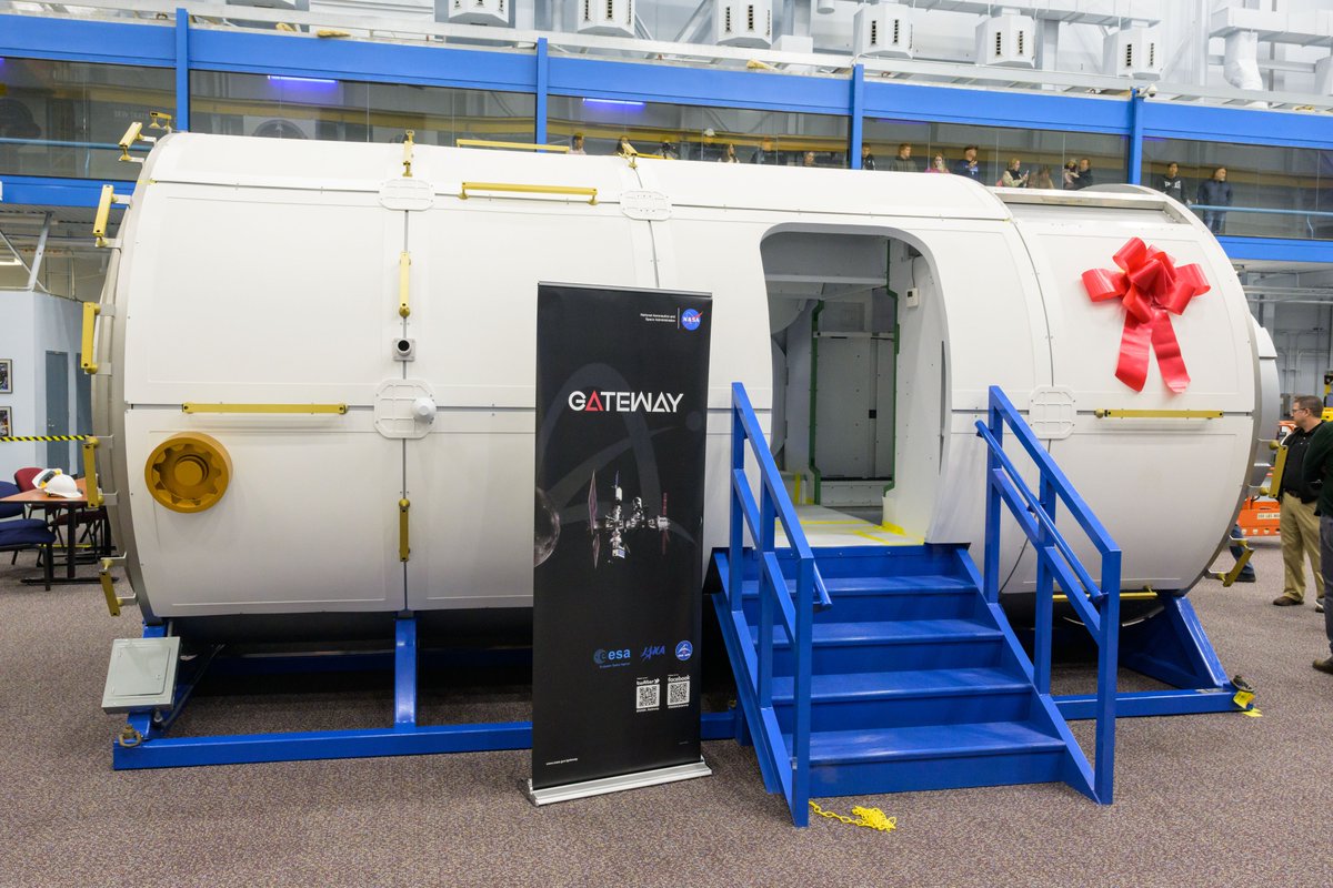 NASA_Gateway's tweet photo. Christmas came early for the Gateway Program! 🎁

#ICYMI: The Habitation and Logistics Outpost mockup was delivered to @NASA_Johnson earlier this week, where @NASAArtemis astronauts will train for future missions to deep space.

Learn more about HALO: https://t.co/Cnr1hEWjmb https://t.co/ojsDe6SkYl