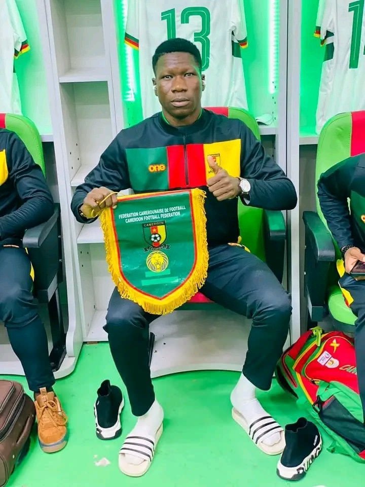 Este muchacho se llama Djawal Kaiba y es el capitán de la Selección sub 20 de Camerún.

Tiene 19 años.