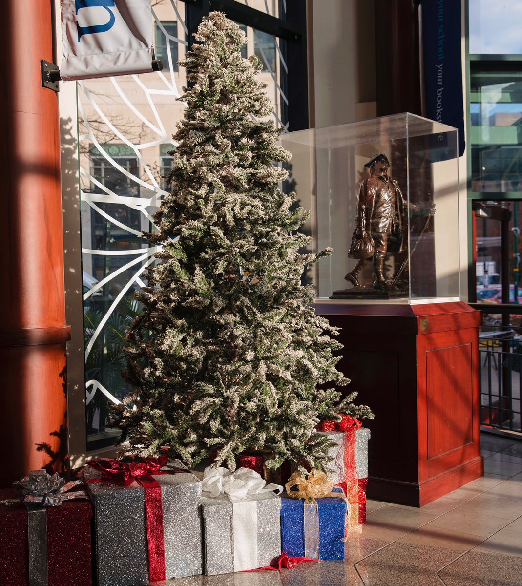 pennbookstore's tweet photo. Holiday greetings to the Penn community from all of us at 𝘺𝘰𝘶𝘳 bookstore!

The Penn Bookstore is closed today and will reopen tomorrow 12/26, 10am-5pm through 12/31.

#Penn #Upenn #ShopPenn #holidays2022 #holidays #HolidaySeason #Christmas #MerryChristmas #MerryChristmas2022 https://t.co/KVZhFfMQYT