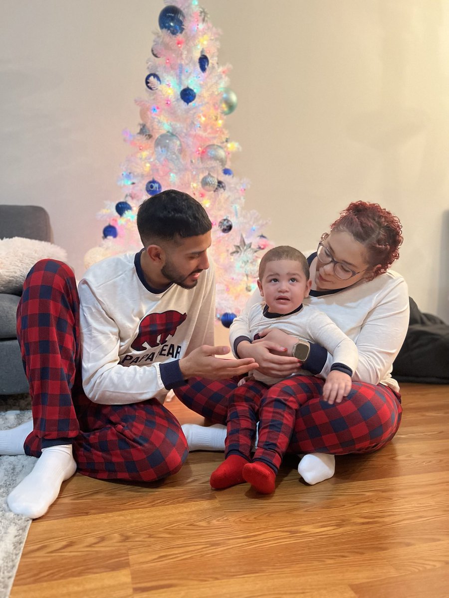 We could never take a nice picture 😂 but Merry Christmas from my family to yours 🎄🎁❤️