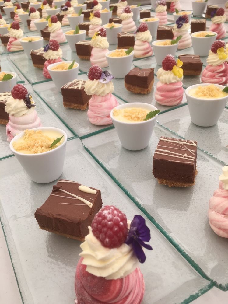 ⠀⠀⠀
Membawa pulang makanan yang dibawa dari acara natal untuk para penghuni kos. 

📝 Rezeki anak Pak Pras, dimakan ya. —Dino, penghuni lucky 7. 
⠀⠀⠀