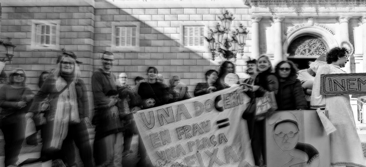 A les portes del <a href="/govern/">Govern de Catalunya</a> protestant algunes de les treballadores interines docents de la Generalitat.

El Govern i els sindicats fum fum fum
el Govern i els sindicat fum fum fum
ens han venut als interins ens han venut ens han venut
per un lloc i una cadira ...

#lagranfarsaCM