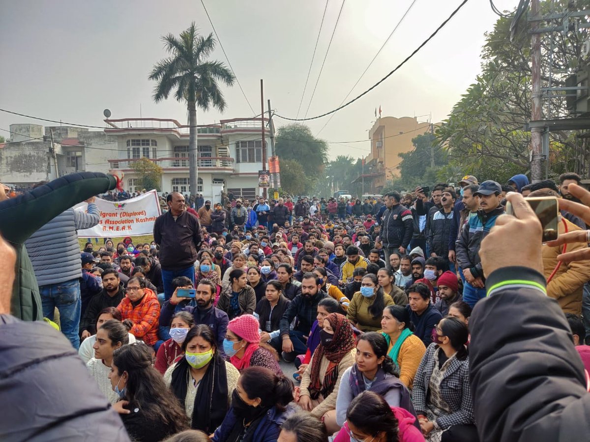 rowdybabyyy's tweet photo. ना टूटना है, ना बिखरना है
चुनौतियाँ आये,
तो और निखारना है।🤞🏽
#OnlySolutionRelocation #RelocationOutsideKashmir #RightToLive #Article21 #PMPackageEmployees #wewantjustice #KashmiriPandits https://t.co/RJJ91rdUQT