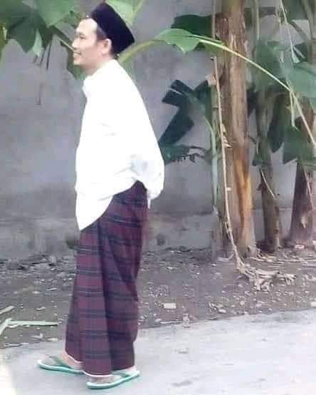 Gus Baha yang ilmunya luar biasa tapi dengan penuh kesederhanaanya. 
Hal Unik tentang Gus Baha
- Tidak mempunyai media sosial
- Suka baju putih dan kopiah hitam
- Menjadi Rais Syuriah PBNU di usia yang muda