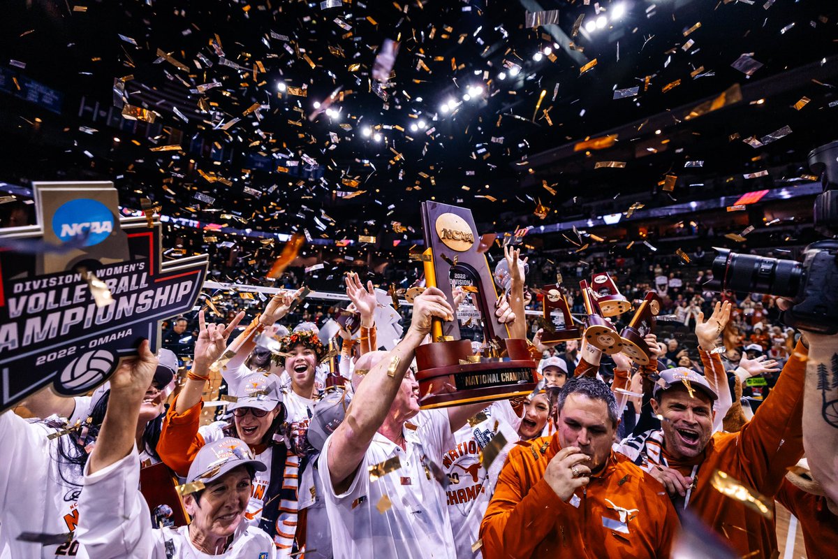 TexasVolleyball's tweet photo. Got exactly what we wanted for Christmas 🤘🎅

#HookEm https://t.co/LIZUr67tjr