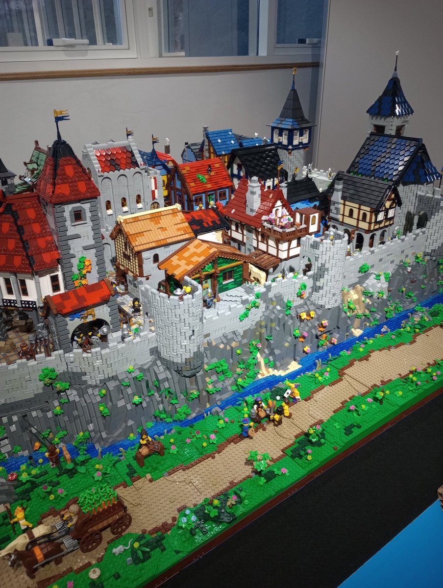 teleletv's tweet photo. La exposición de @H_B_Magazine en el museo #Rialia de #Portugalete #LEGO con el palacio de la magdalena por Henrick, diorama medieval... Maravillas! https://t.co/NaF06J5qD9
