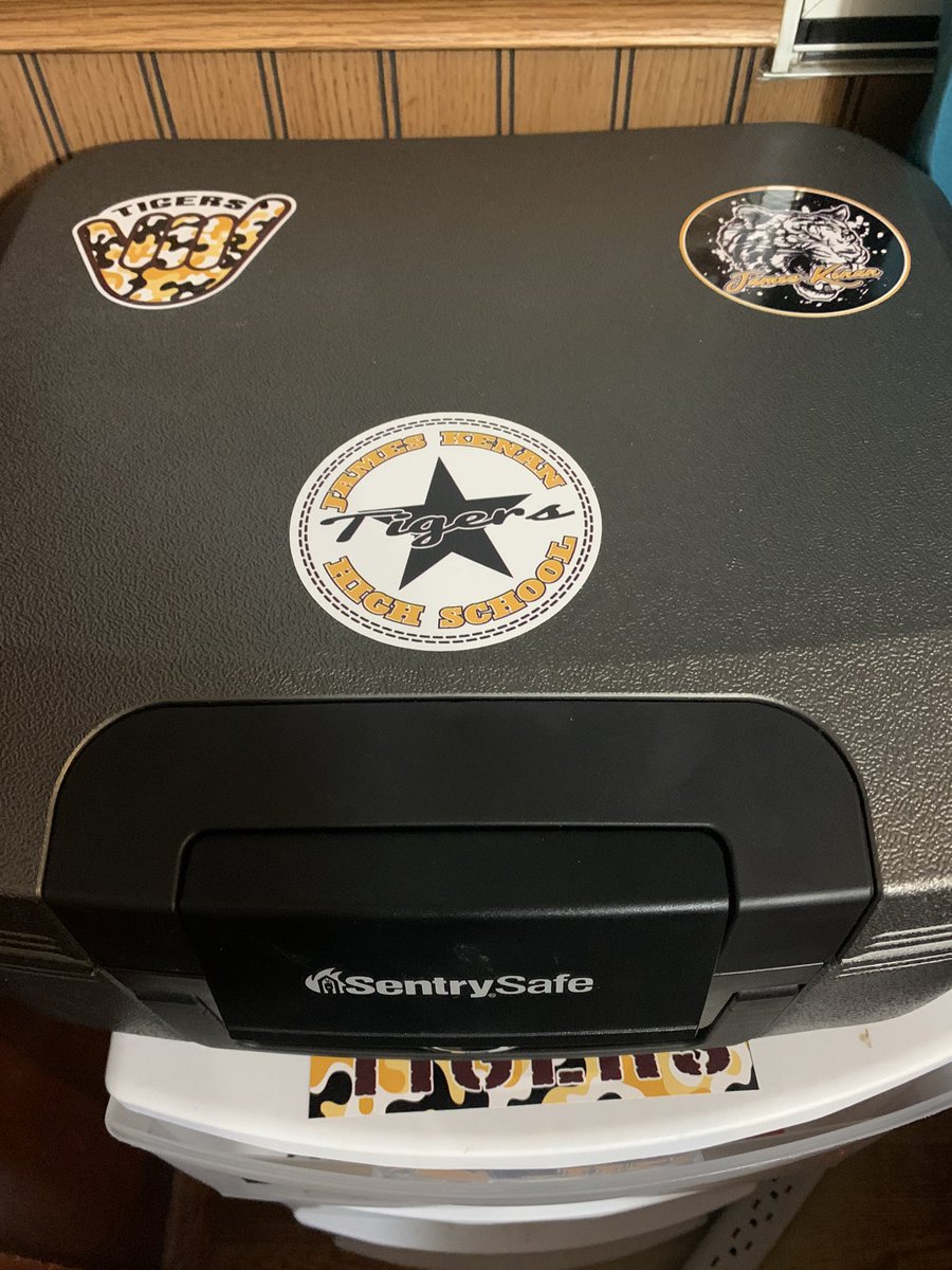 AFAnimations's tweet image. In Real Life, I Got A Radio Case &amp;amp; A Sentry Safe Box For Christmas! 🎁 🎁