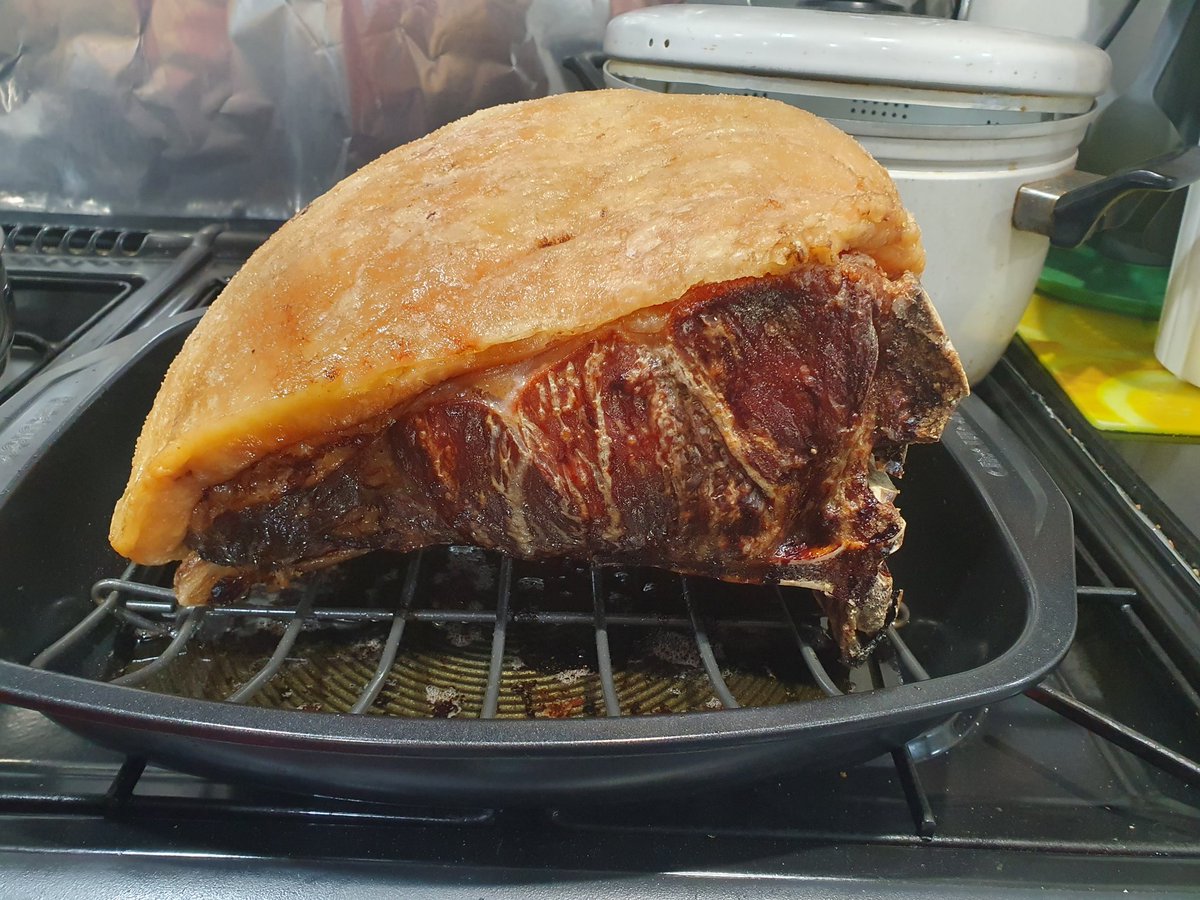 robomojo30's tweet photo. Thank you @kirksbutchers for a gorgeous piece of meat. #RibofBeef #ChristmasDinner https://t.co/u51Iv0uvHp