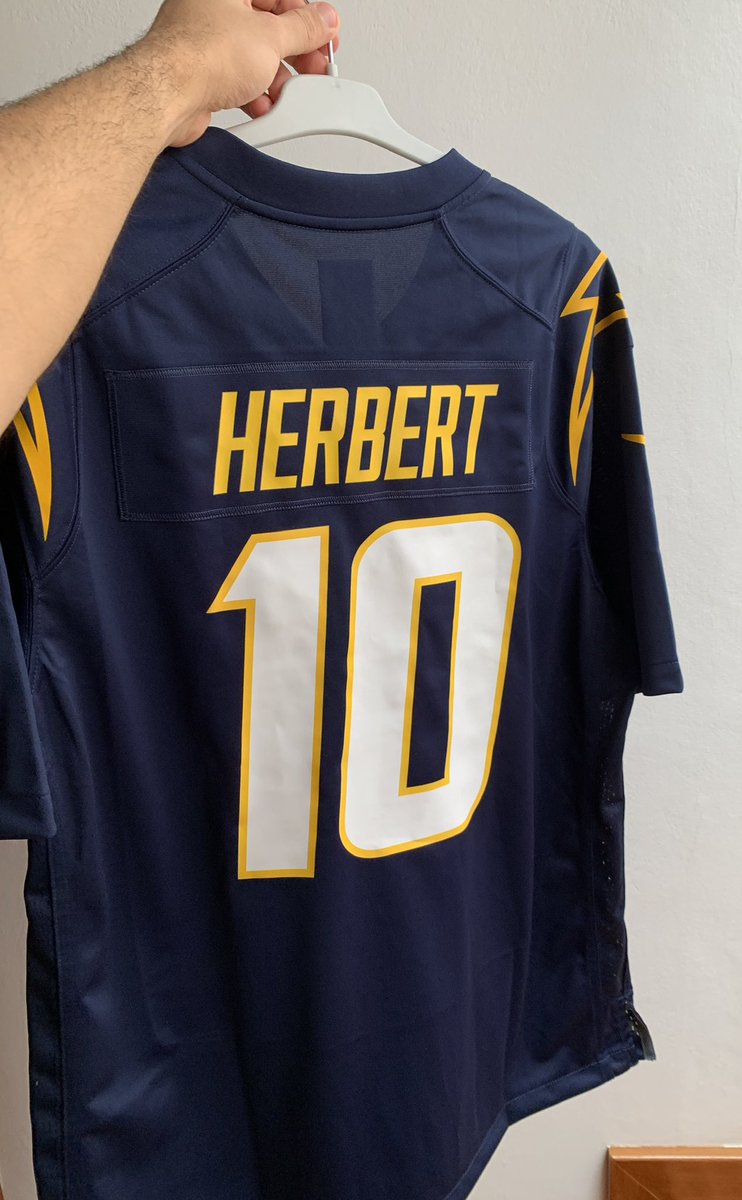 Ready_Hut's tweet photo. 🎄🎁 SORTEO NAVIDAD 🎁🎄

1º premio.
👕 Camiseta alternativa oficial Los Angeles Chargers -Justin Herbert-.

2º premio.
🟡🟢 Camiseta + mochila Green Bay Packers.

Para participar:
1️⃣ Seguirnos en Twitter @Ready_Hut.
2️⃣ Hacer Retweet.
🗓️ 1 de enero, los ganadores.

¡Mucha suerte! https://t.co/iZs2rjlTA1