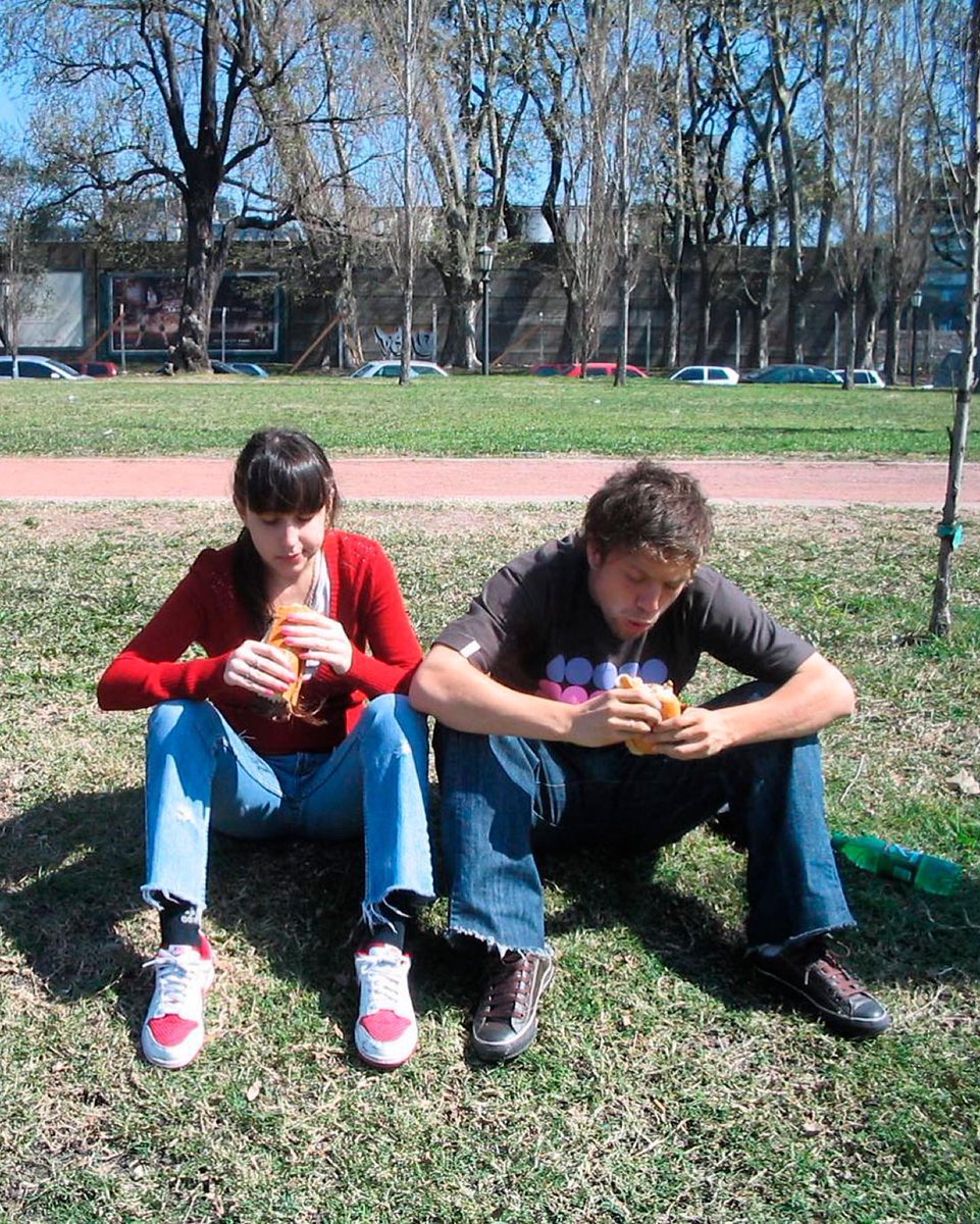 TyCSports's tweet photo. Más de 15 años entre foto y foto. Costanera… sanguche de bondiola… y una costumbre que no cambia. 😂 https://t.co/454OfHydL8