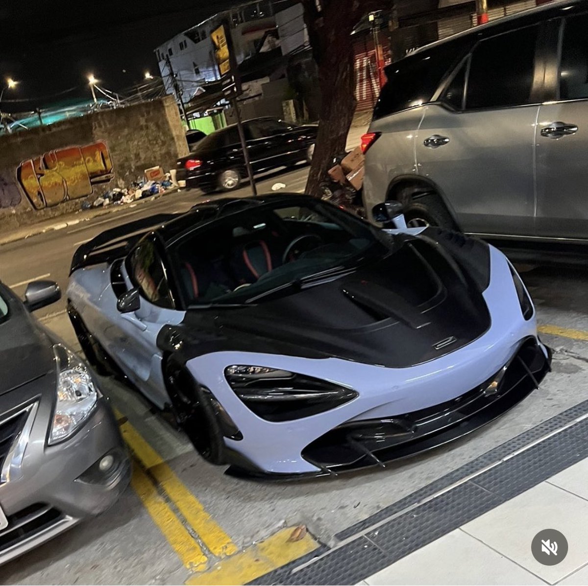 Esse McLaren custa R$3,65 milhões e estava estacionado dessa forma, como qualquer outro carro por aqui. Tudo é uma questão de princípios…