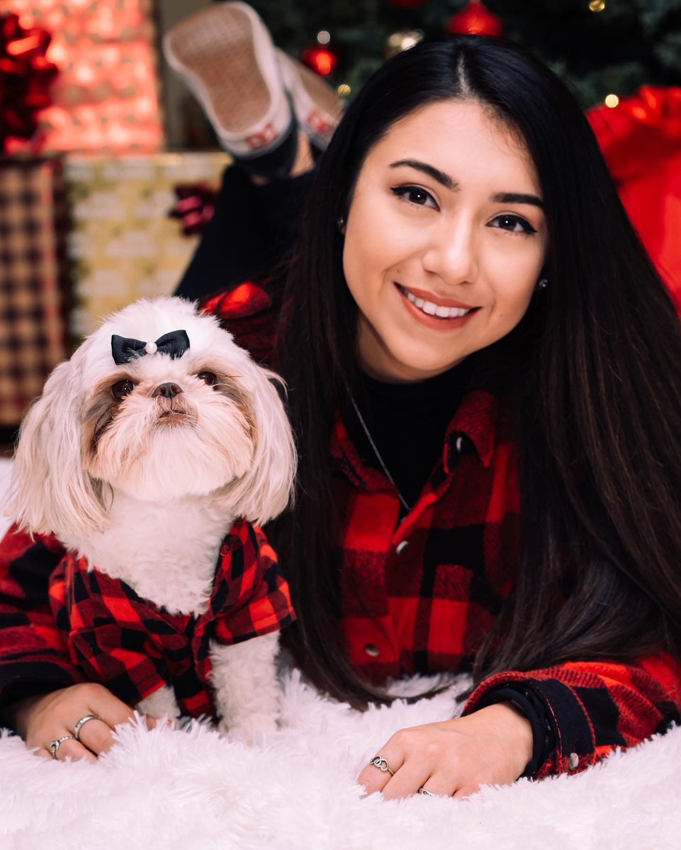 serenamonique_'s tweet photo. Sweet Pea and I wish y’all a Merry Christmas and Happy Howlidays 🎄🐶❤️ https://t.co/btFSMyTpkF