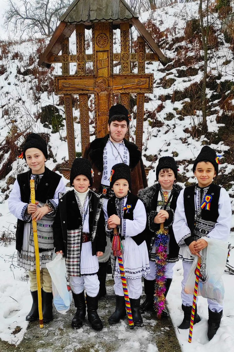 EuropeGenesys's tweet photo. În prima zi de #Crăciun, colindătorii merg din casă în casă cu #Craii, #Steaua sau #Poienarii și le vestesc oamenilor nașterea lui Iisus prin #colind. Ele s-au născut o dată cu Nașterea Domnului ✞ https://t.co/RjgprVwx4k ✞ https://t.co/D6WwgyRpMb