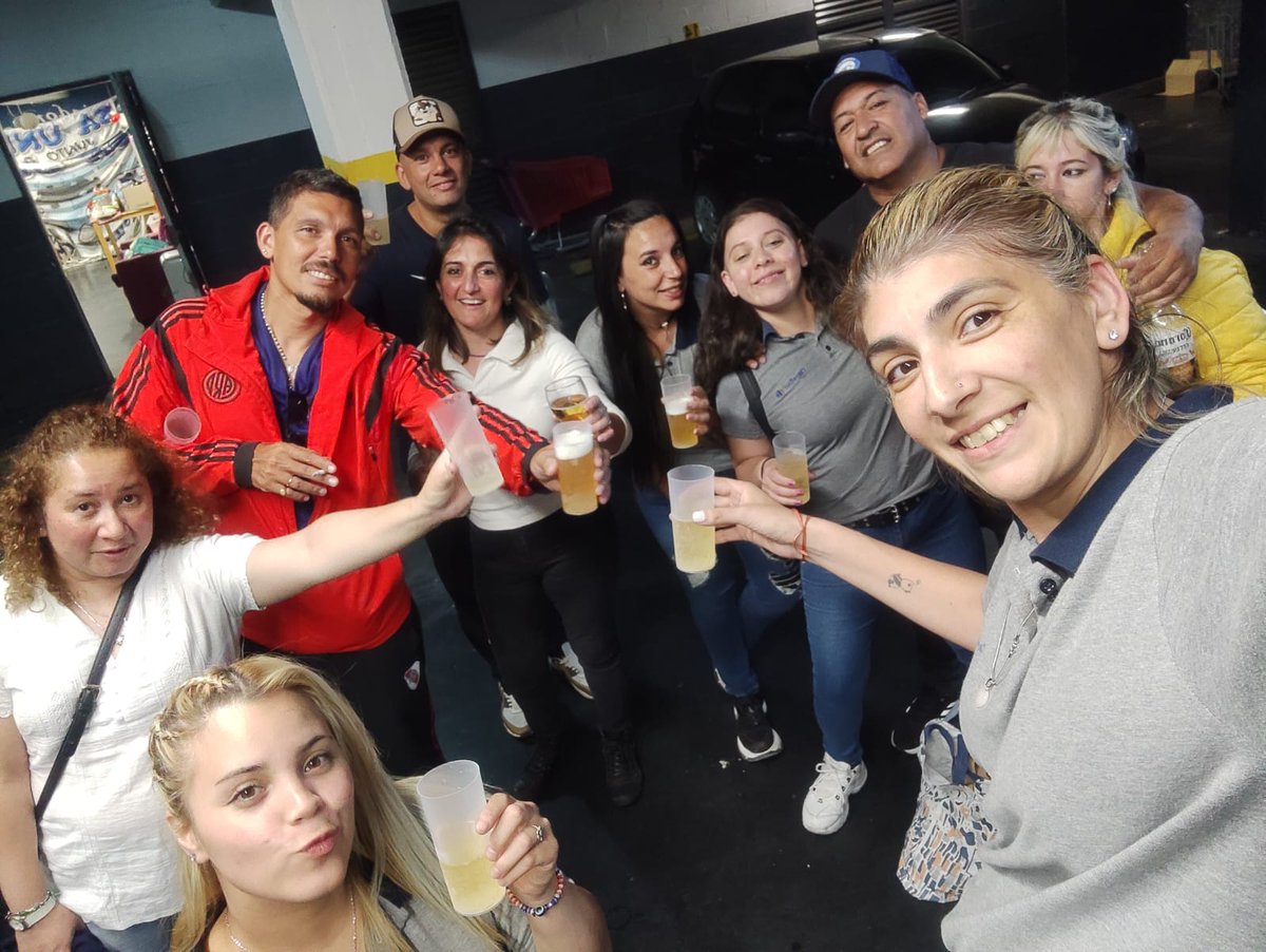 Carrefour 220 el turno de la tarde con el aguante de los delegados hasta último momento. Gracias feliz navidad COMPAÑEROS 💙🇦🇷