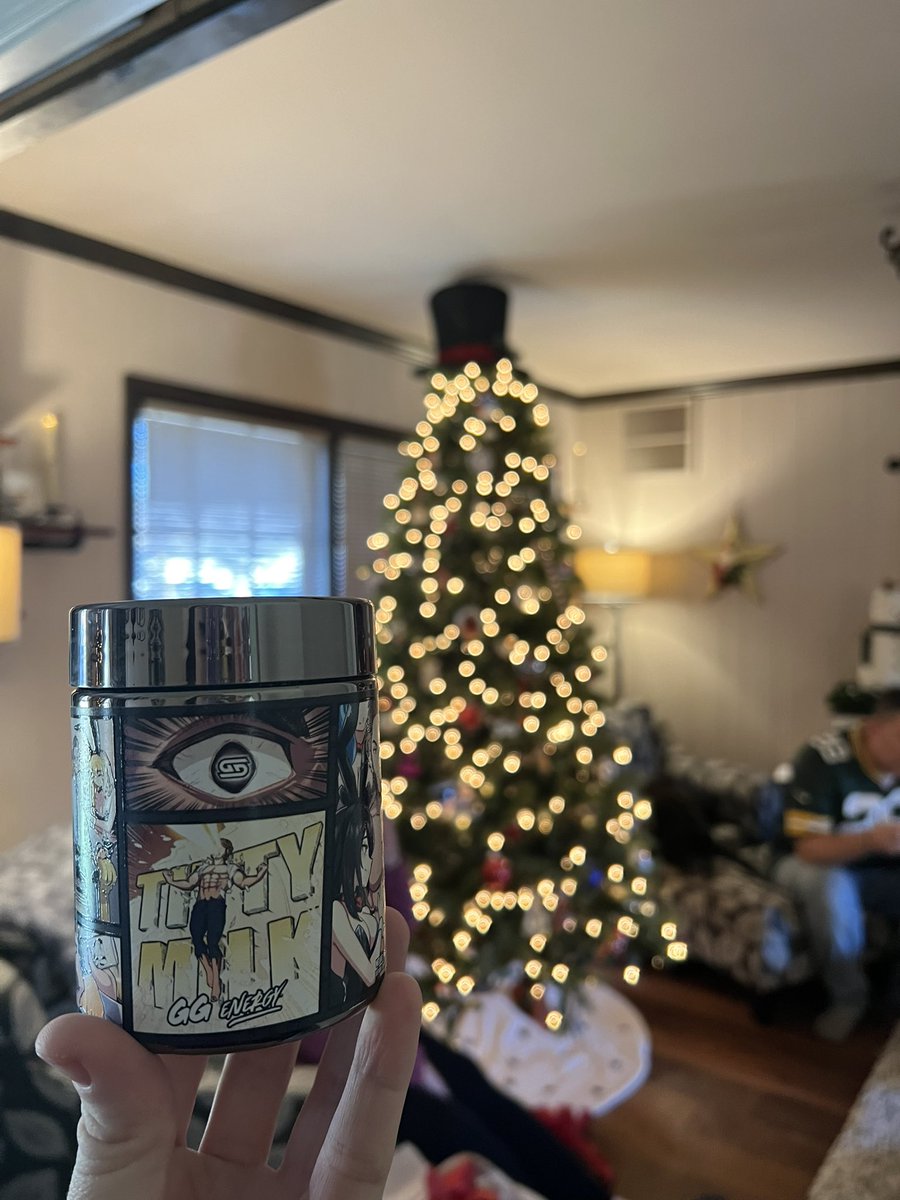 GNiesel22's tweet photo. Shoutout to my awesome boyfriend for making me open this in front of my entire family ☺️ Grandma is horrified. https://t.co/1RKFLLr3FQ