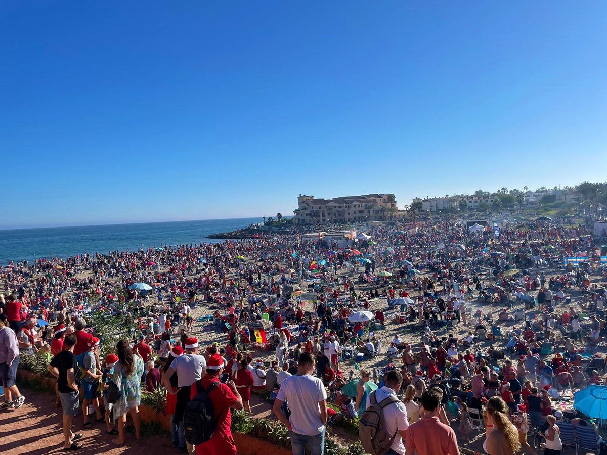 MeteOrihuela's tweet photo. ¡Brutal! Esta tarde (25/12/2022), Fiesta de #Navidad en las Playas de #Orihuela (#Alicante), concretamente en la Cala Bosque de #LaZenia. Un año más, lleno hasta la bandera, aprovechando una jornada radiante. Imágenes: Debra Banks. https://t.co/J3tE3ML7wY
