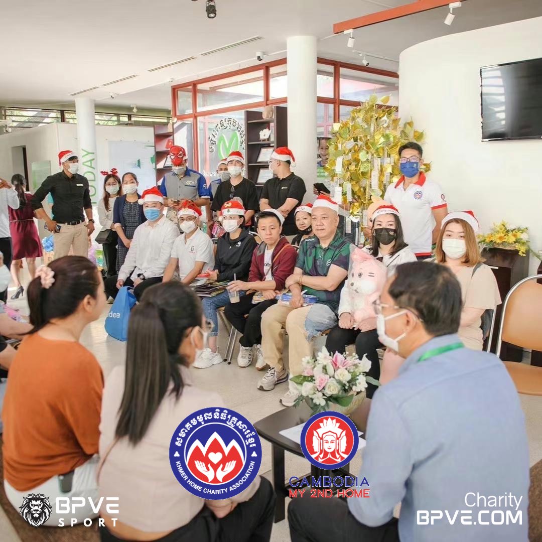hopebridgeorg's tweet photo. Sent warm hearts to the Cambodian Angkor Children's Hospital ❤️
Let the positive force of warmth and mutual help affect the society and share love and care to every corner. 
👌
Date: 25/12/2023
Organised by:  #KhmerHomeCharityAssociation (#KHCA), #CambodiaMy2ndHome (#CM2H) https://t.co/movNSri8BR