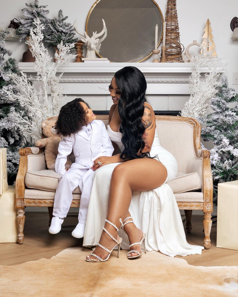 AriTheDon's tweet photo. Happy holidays! We hope your holiday season is filled with love. 🎄🤍 https://t.co/Sq8kp8fJsX