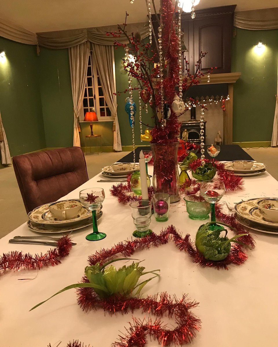 roomsterborgh's tweet photo. Heerlijk is het om te genieten van een mooi gedekte tafel welke ook nog versierd is met vele herinneringen. https://t.co/VScoYuwJCJ