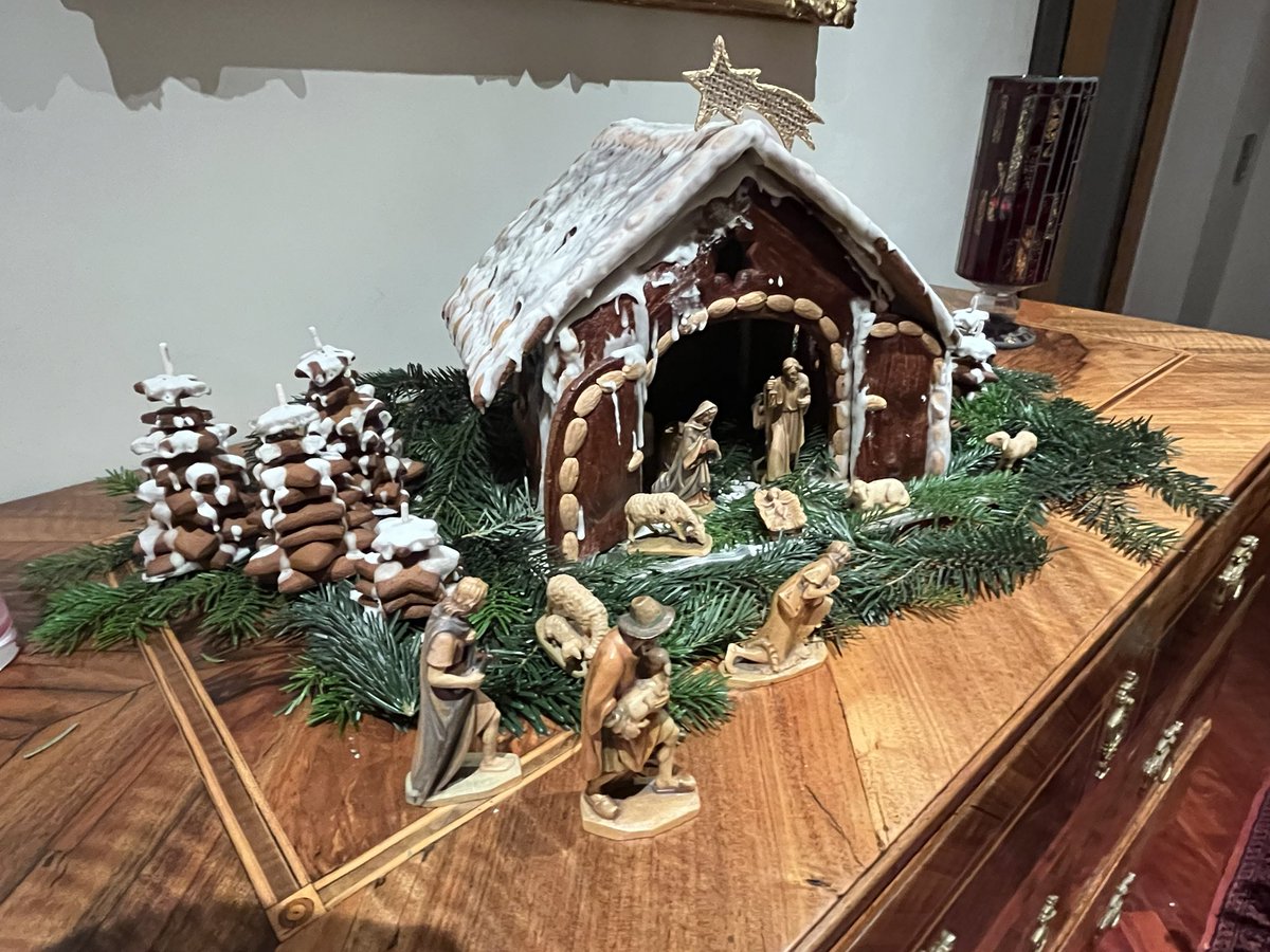 LinhartBMEIA's tweet photo. Frohe Weihnachten mit unserer Lebkuchenkrippe!
#weihnachten #lebkuchen @SilviaLinhart @AustriainDE https://t.co/HhV9kavy5j